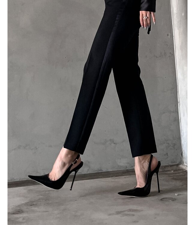 Gabriela in the Scarlet pumps