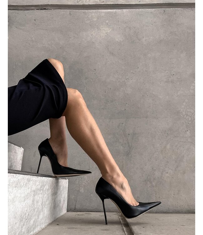 Gabriela in den Cruella-Pumps