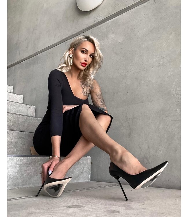 Gabriela in den Cruella-Pumps