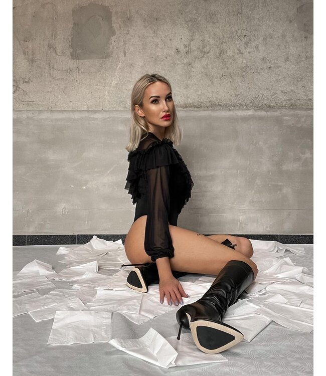 Gabriela in den Venus-Kniestiefeln