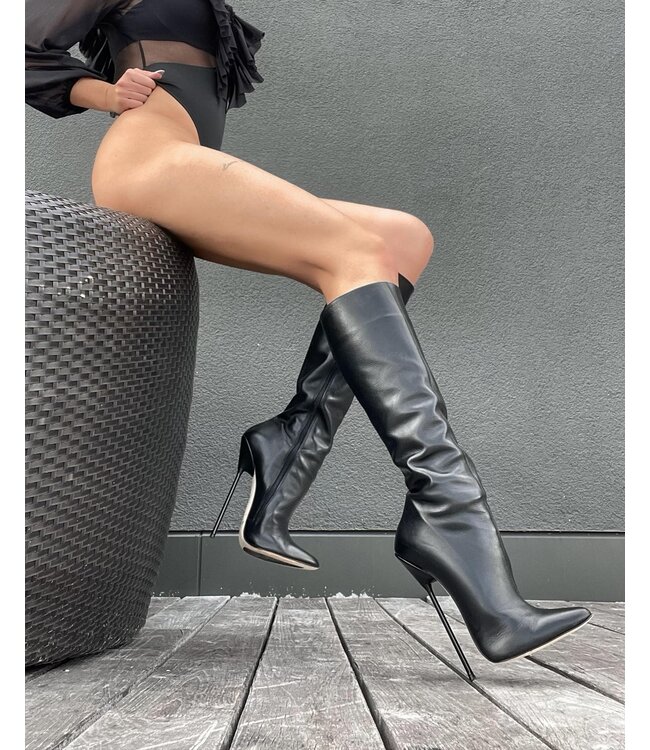 Gabriela in the Venus knee boots