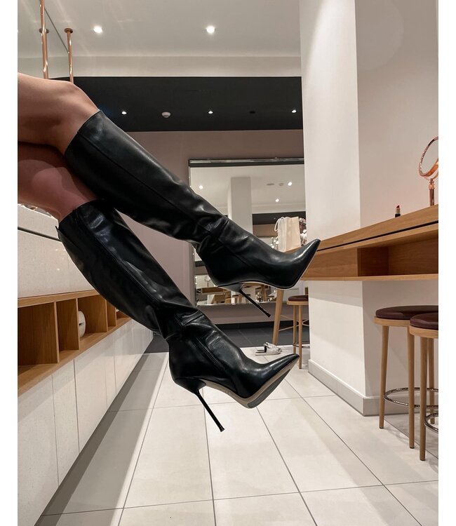 Gabriela in den kniehohen Jasmin-Stiefeln