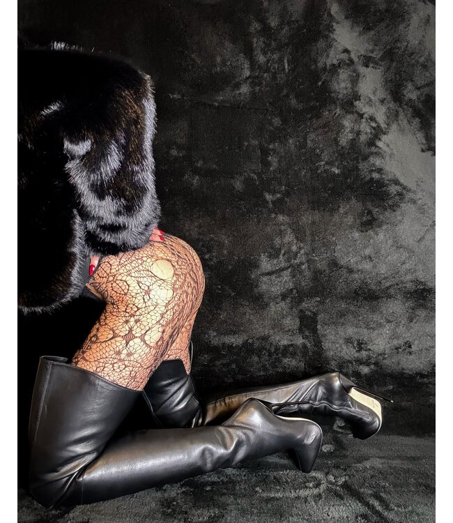 Gabriela in the ultra high 19cm Victoria crotch boots