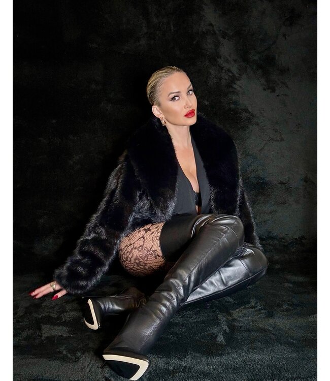 Gabriela in den ultrahohen 19cm Victoria Crotch Stiefeln