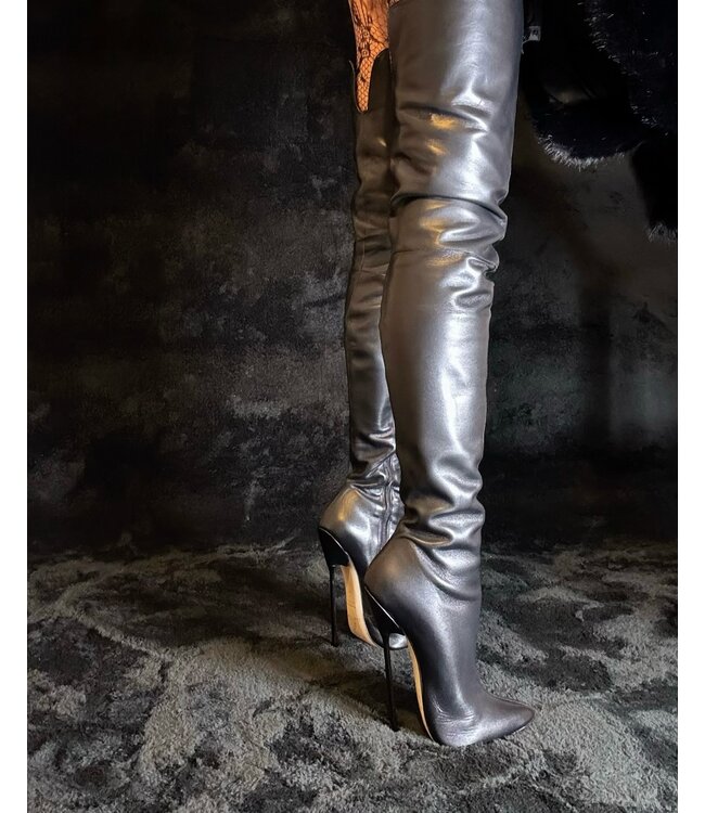 Gabriela in the ultra high 19cm Victoria crotch boots