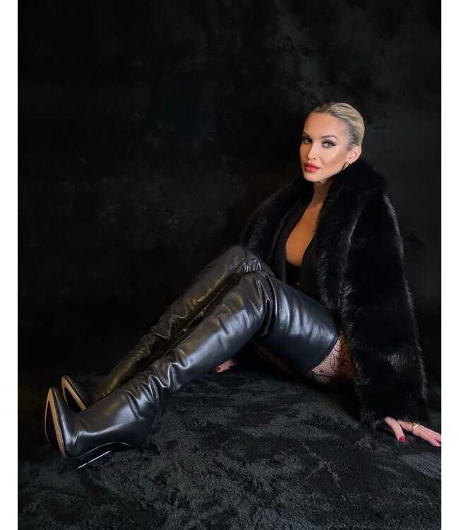 Gabriela in the ultra high 19cm Victoria crotch boots