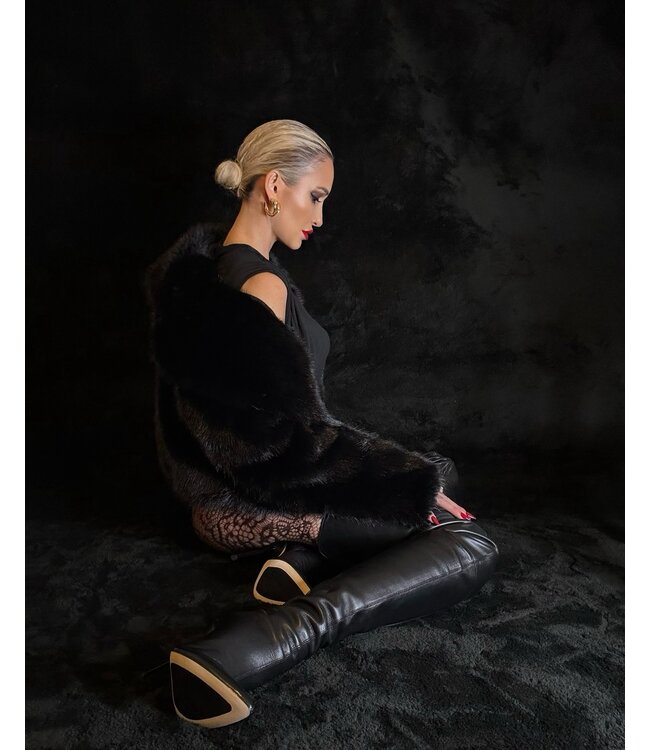 Gabriela in the ultra high 19cm Victoria crotch boots