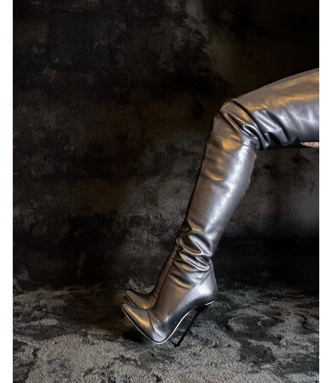 Gabriela in the ultra high 19cm Victoria crotch boots