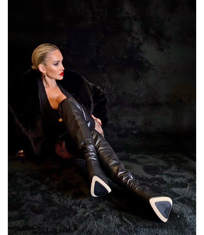 Gabriela in the ultra high 19cm Victoria crotch boots