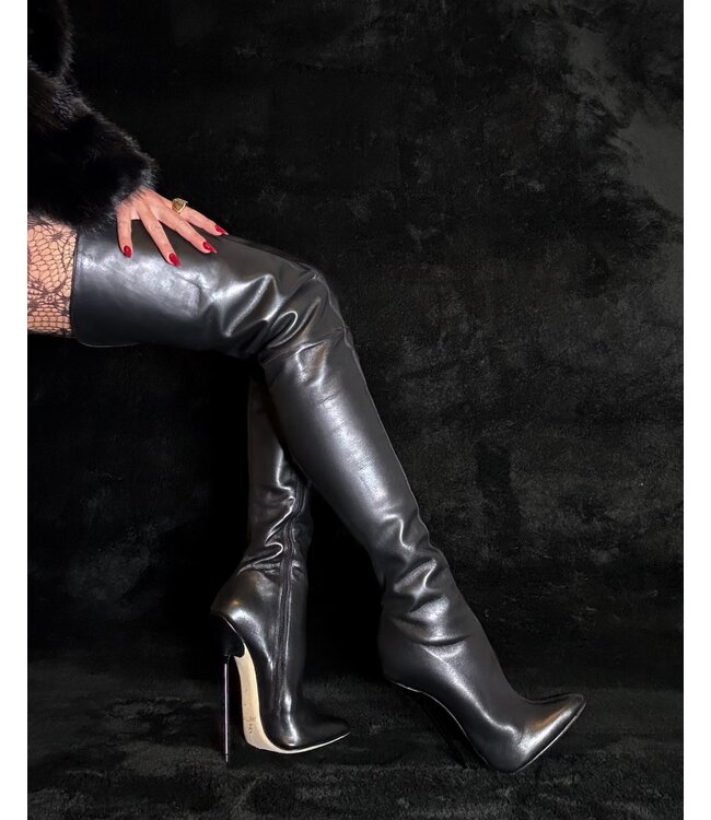 Gabriela in den ultrahohen 19cm Victoria Crotch Stiefeln