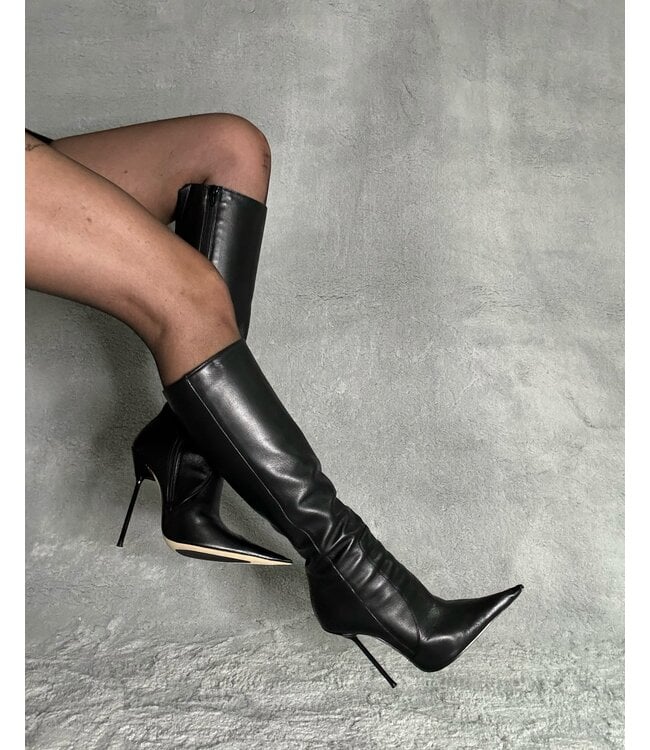 Gabriela in the extra pointy Elektra knee boots