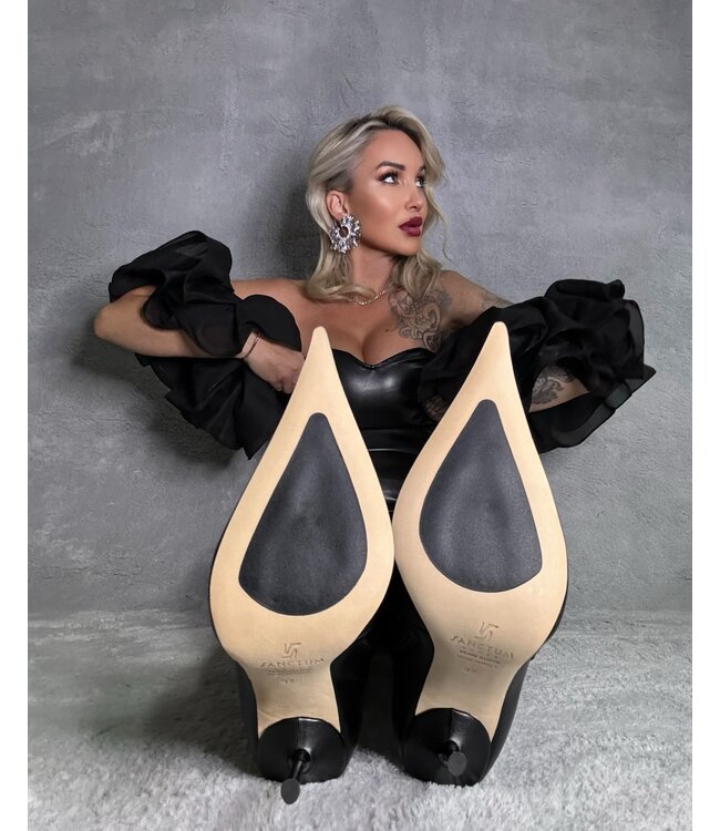 Gabriela in the extra pointy Elektra knee boots