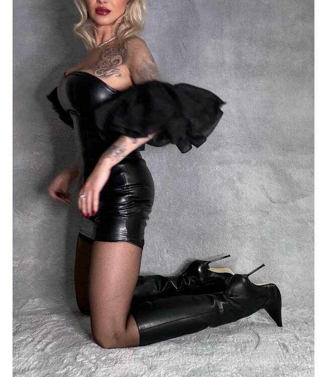 Gabriela in the extra pointy Elektra knee boots