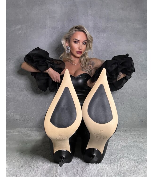 Gabriela in the extra pointy Elektra knee boots