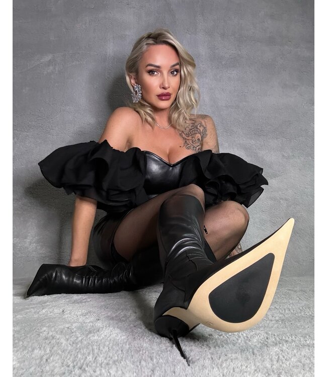 Gabriela in the extra pointy Elektra knee boots