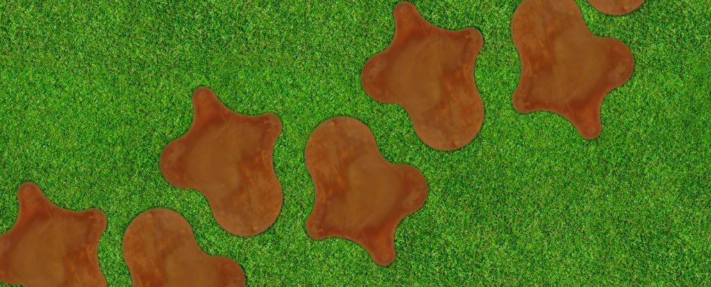 Cortenstaal stapsteen - organische vorm - 500/600x2mm - 4x gelaste moer  M10 + 4x draadstang M10x100mm