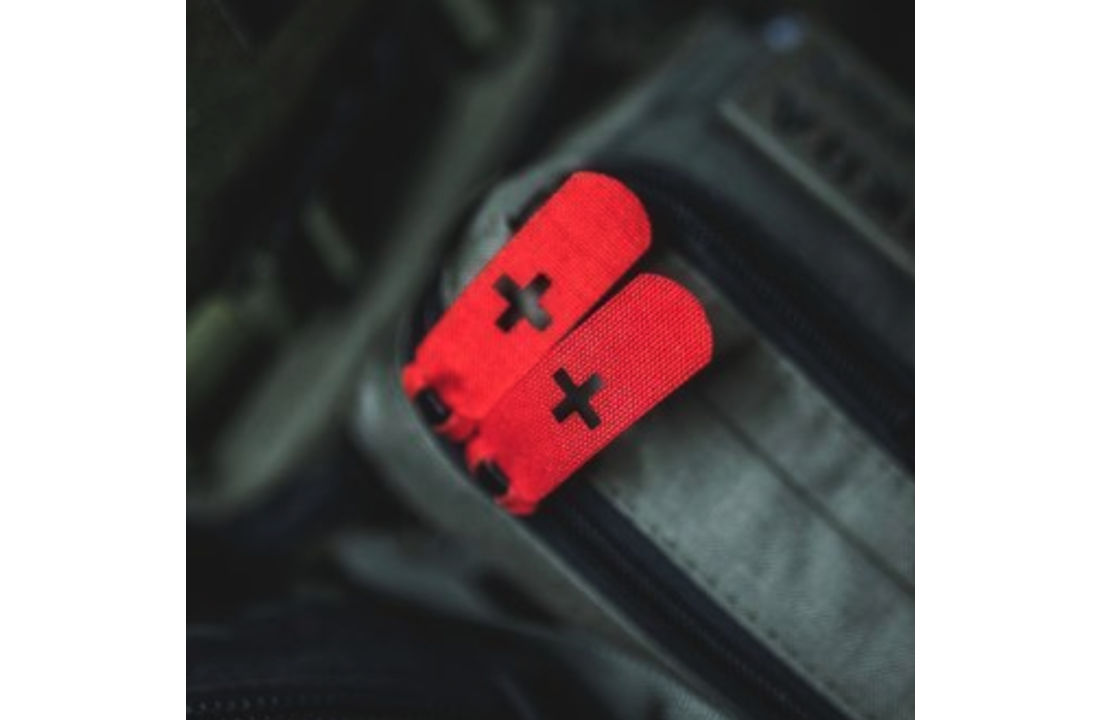 TACPULL Zipper Puller Medic Cross Red