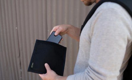 JOUW DEVICES ONZICHTBAAR & VEILIG MEE OP REIS