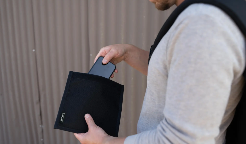 JOUW DEVICES ONZICHTBAAR & VEILIG MEE OP REIS