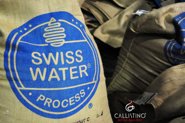 Jutezakken met het Swiss Water Process-logo in de branderij van Callistino