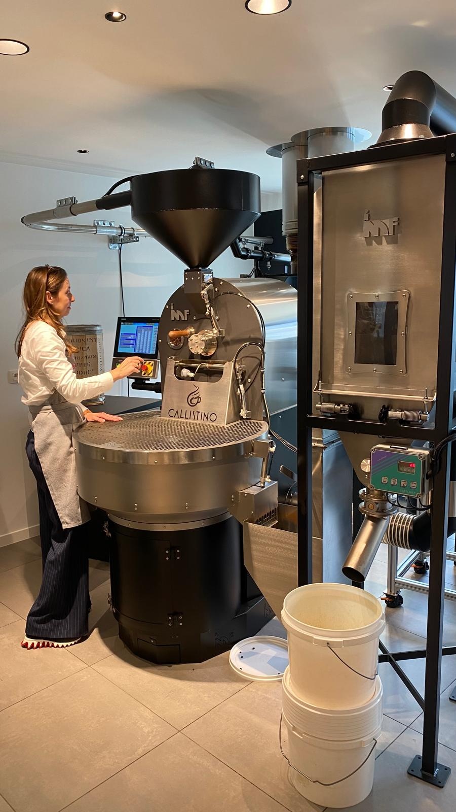 Melissa Ruberecht aan de IMF-koffiebrander van Callistino