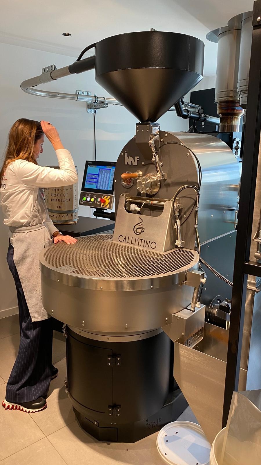 Melissa Ruberecht werkt aan de IMF-koffiebrander van Callistino
