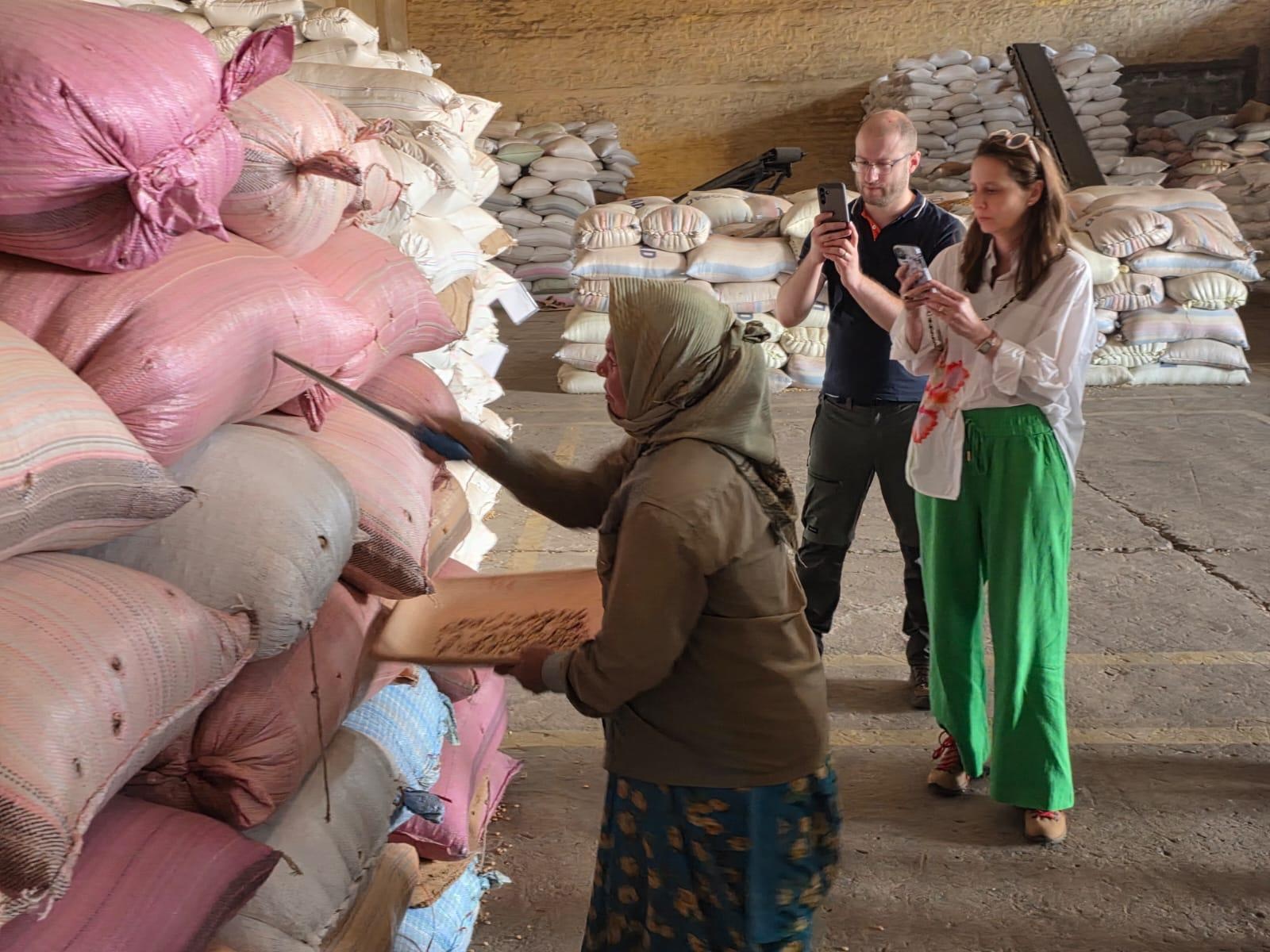 Melissa Ruberecht bezoekt een opslagplaats voor groene koffie in India