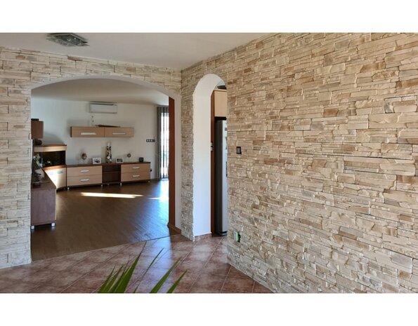 Wildstone Slanec - Steenstrips met rechthoekige gevijlde structuur Wildstone Slanec - Steenstrips met rechthoekige gevijlde structuur