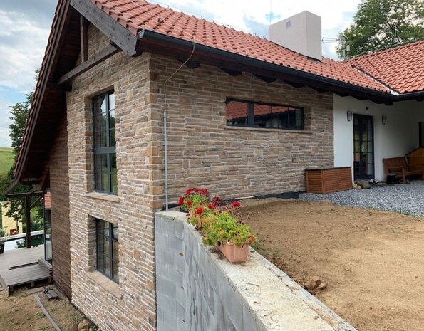 Wildstone Split Sandstone – Plaquettes de parement à l’aspect grès stratifié Wildstone Split Sandstone – Plaquettes de parement à l’aspect grès stratifié