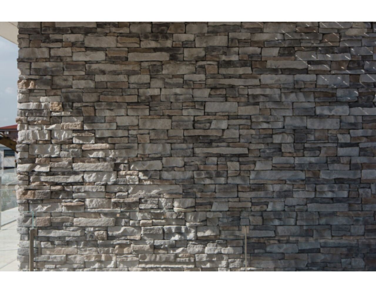 Biopietra Morenica – Plaquettes de parement avec un mélange naturel de blocs bruts et de lignes subtiles Biopietra Morenica – Plaquettes de parement avec un mélange naturel de blocs bruts et de lignes subtiles