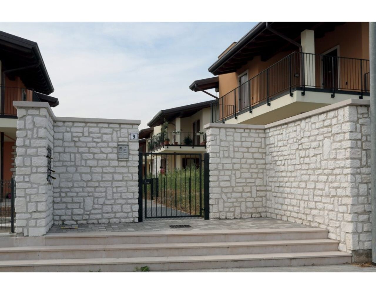 Biopietra Roccia – Plaquettes de parement à l’aspect rustique et au charme méditerranéen Biopietra Roccia – Plaquettes de parement à l’aspect rustique et au charme méditerranéen