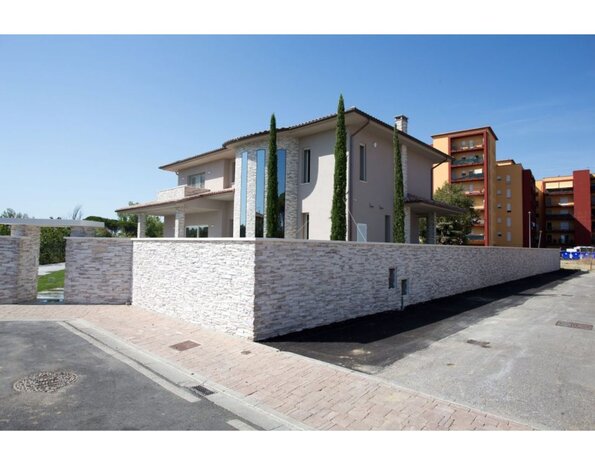 Biopietra Scaglia Carsica – Steenstrips met een robuuste kalksteenlook Biopietra Scaglia Carsica – Steenstrips met een robuuste kalksteenlook