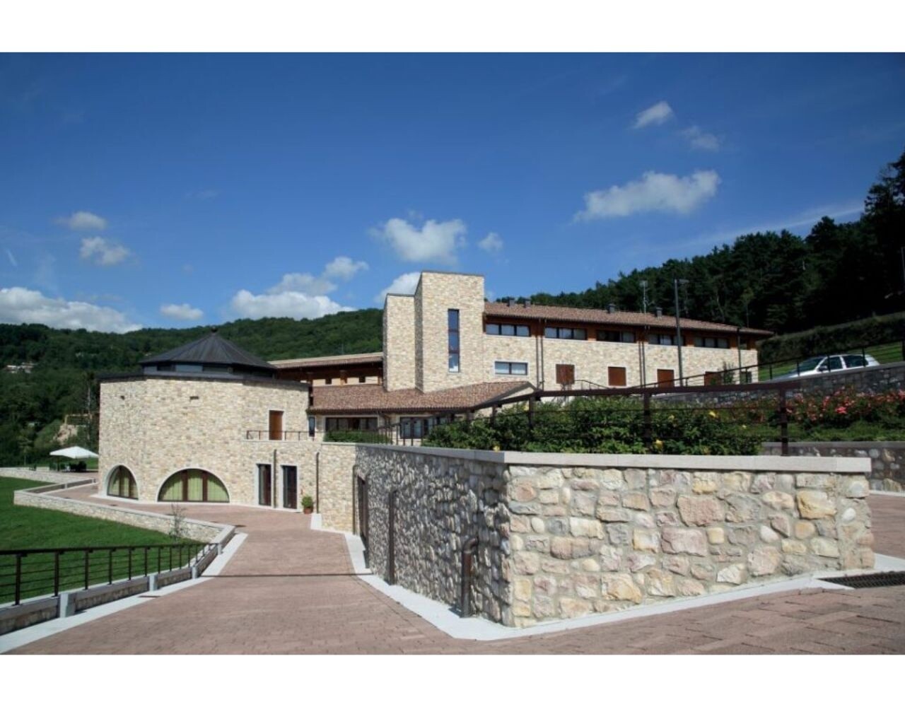 Biopietra Stelvio – Steenstrips met licht reliëf en warme kalksteentinten Biopietra Stelvio – Steenstrips met licht reliëf en warme kalksteentinten