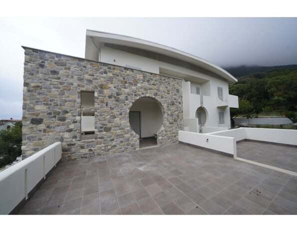 Biopietra Stelvio – Plaquettes de parement avec léger relief et teintes chaleureuses de pierre calcaire Biopietra Stelvio – Plaquettes de parement avec léger relief et teintes chaleureuses de pierre calcaire