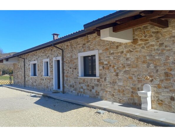 Biopietra Stelvio – Plaquettes de parement avec léger relief et teintes chaleureuses de pierre calcaire Biopietra Stelvio – Plaquettes de parement avec léger relief et teintes chaleureuses de pierre calcaire