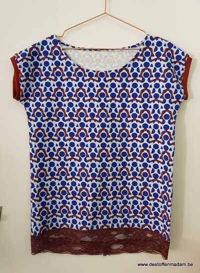 Een Odette t-shirt met kant