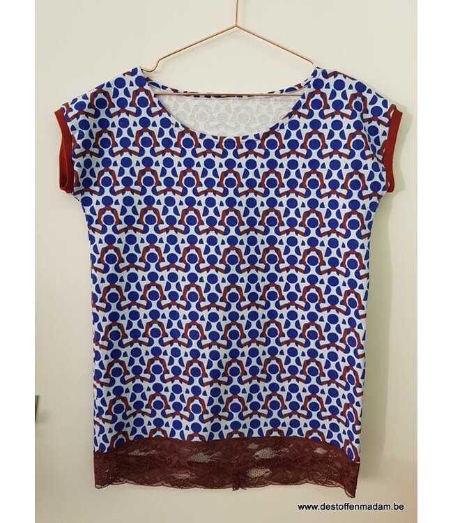 Een Odette t-shirt met kant