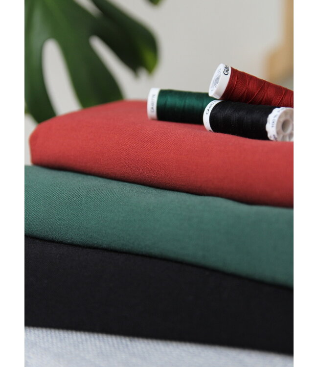 zwart - soepelvallende gabardine - wool touch