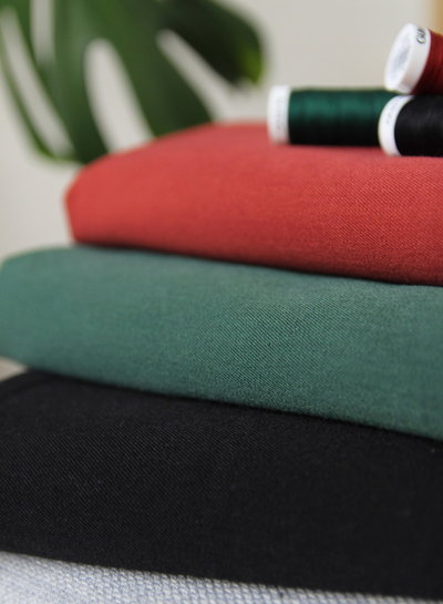 zwart - soepelvallende gabardine - wool touch