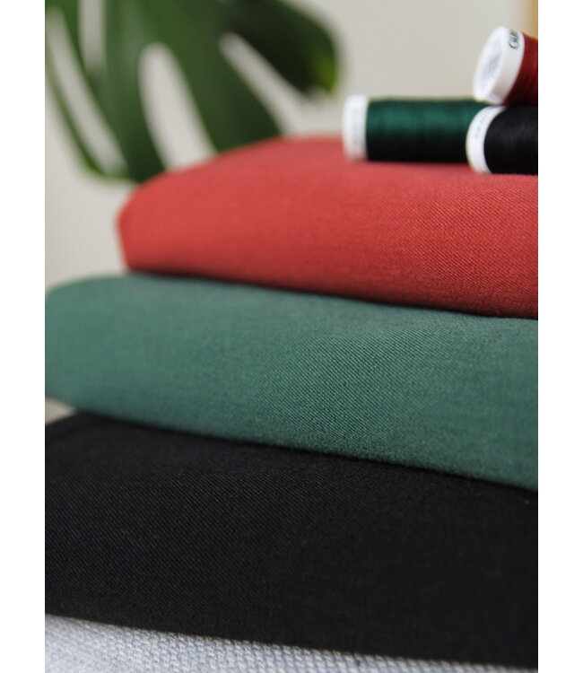 zwart - soepelvallende gabardine - wool touch