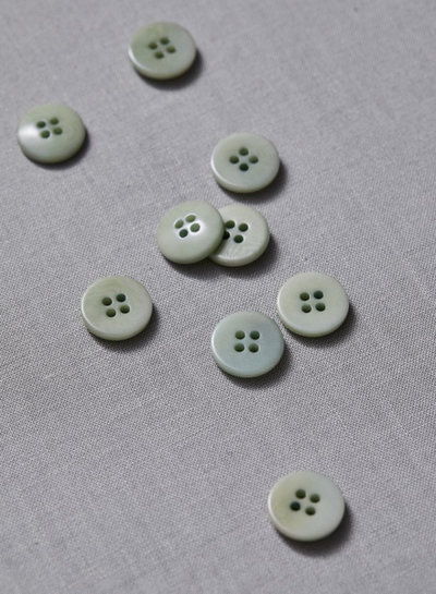 Meet Milk soft mint - plain corozo button - 15 mm