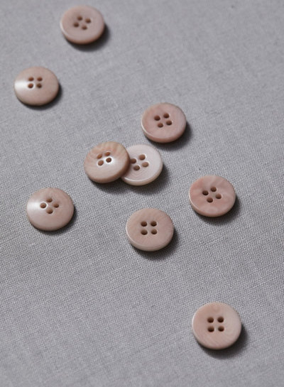 Meet Milk warm sand - plain corozo button - 15 mm