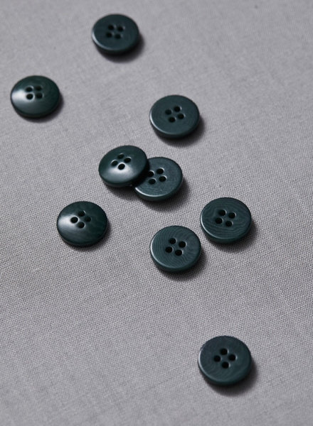 Meet Milk emerald - plain corozo button - 15 mm