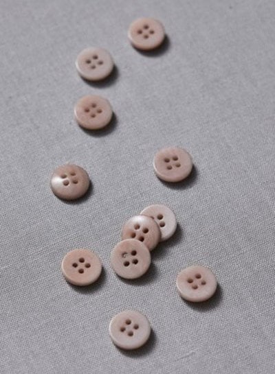 Meet Milk warm sand - plain corozo button - 11 mm