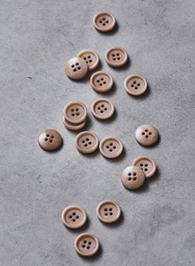 Meet Milk warm sand - dish corozo button - 25 mm