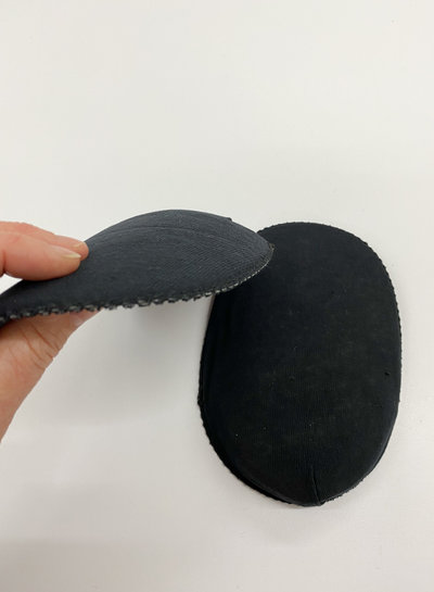 M. thin raglan schoulder pad with fibrefil 3mm - black - by the pair