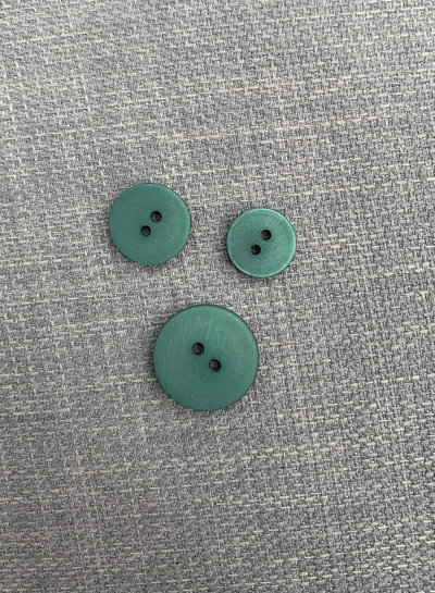 M. dark green - trendy button - two holes - color 540