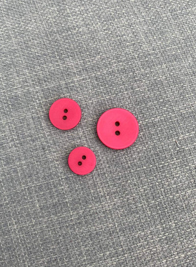 M. fuchsia - trendy button - two holes - color 516