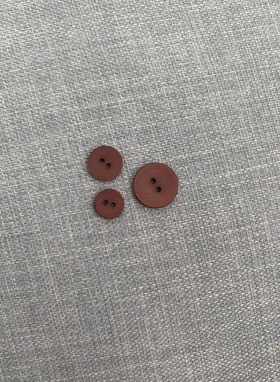 M. dark brown - trendy button - two holes - color 570