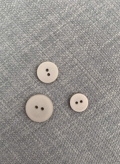 M. light grey - trendy button - two holes - color 181